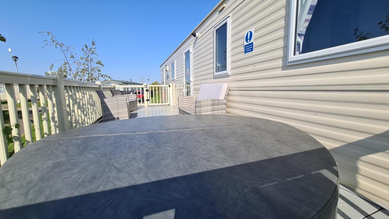 Luxury 2019 8 Berth Caravan With Hot Tub @ Tattershall Lakes المظهر الخارجي الصورة