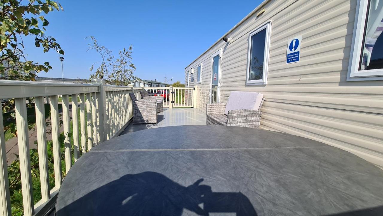 Luxury 2019 8 Berth Caravan With Hot Tub @ Tattershall Lakes المظهر الخارجي الصورة