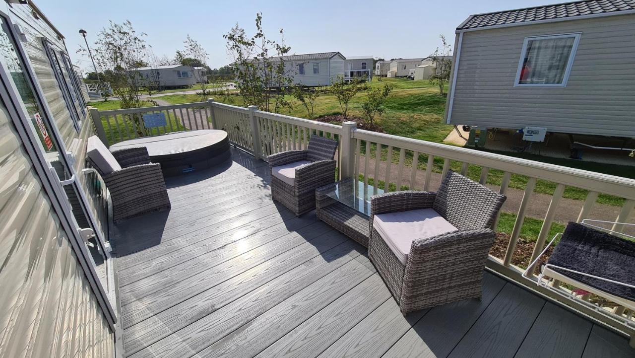 Luxury 2019 8 Berth Caravan With Hot Tub @ Tattershall Lakes المظهر الخارجي الصورة