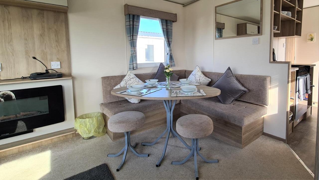 Luxury 2019 8 Berth Caravan With Hot Tub @ Tattershall Lakes المظهر الخارجي الصورة