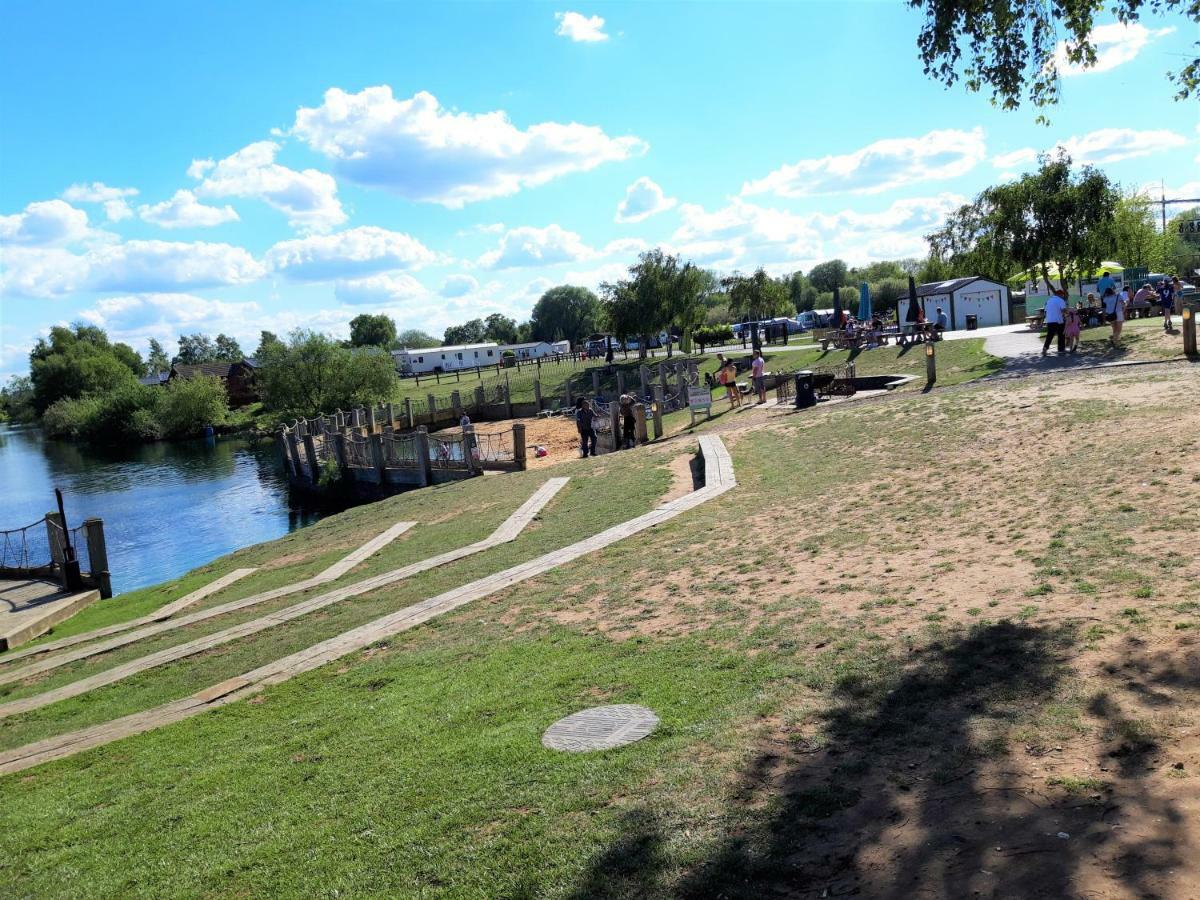 Luxury 2019 8 Berth Caravan With Hot Tub @ Tattershall Lakes المظهر الخارجي الصورة